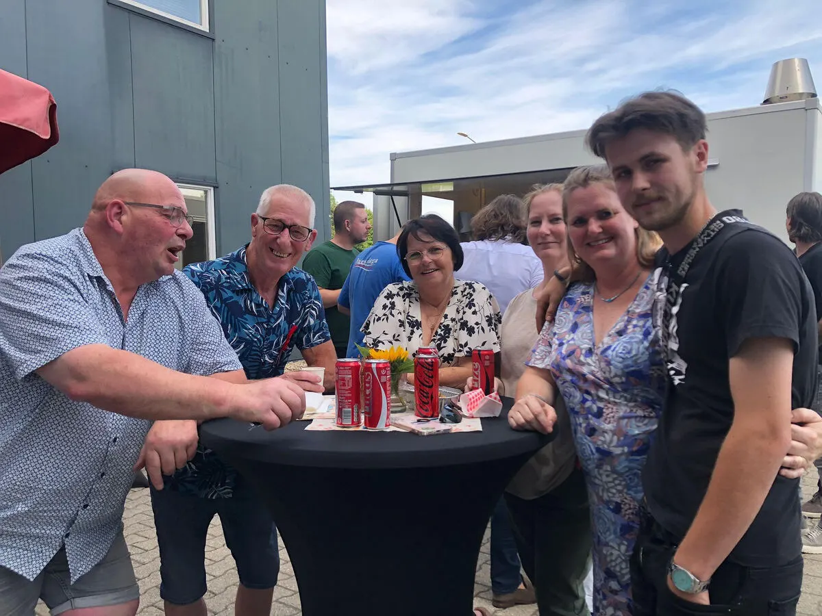 Collega's tijdens het afscheidsfeest van Herman Walthie