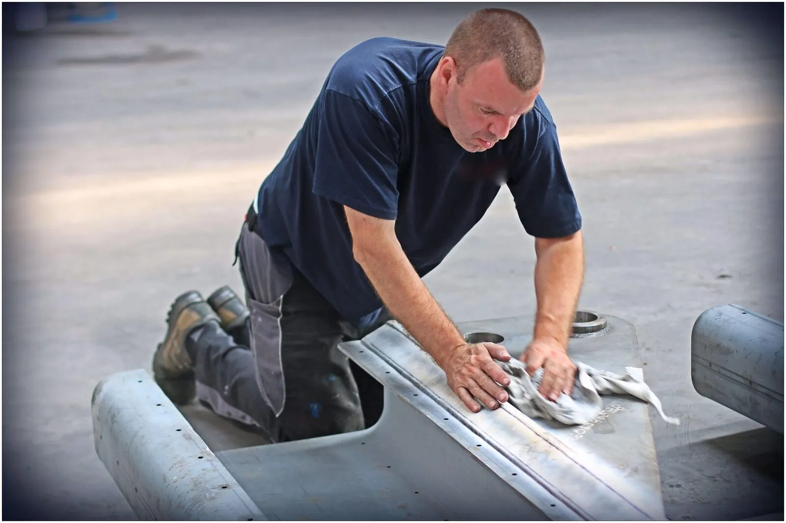 Maasterminal employee inspecting steel at the terminal